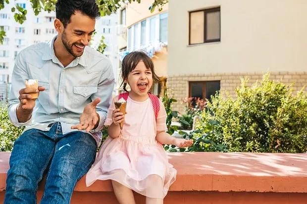 Babasının Kızı mı, Annesinin Kızı mı? Aile Dinamikleri ve Kadın Psikolojisi